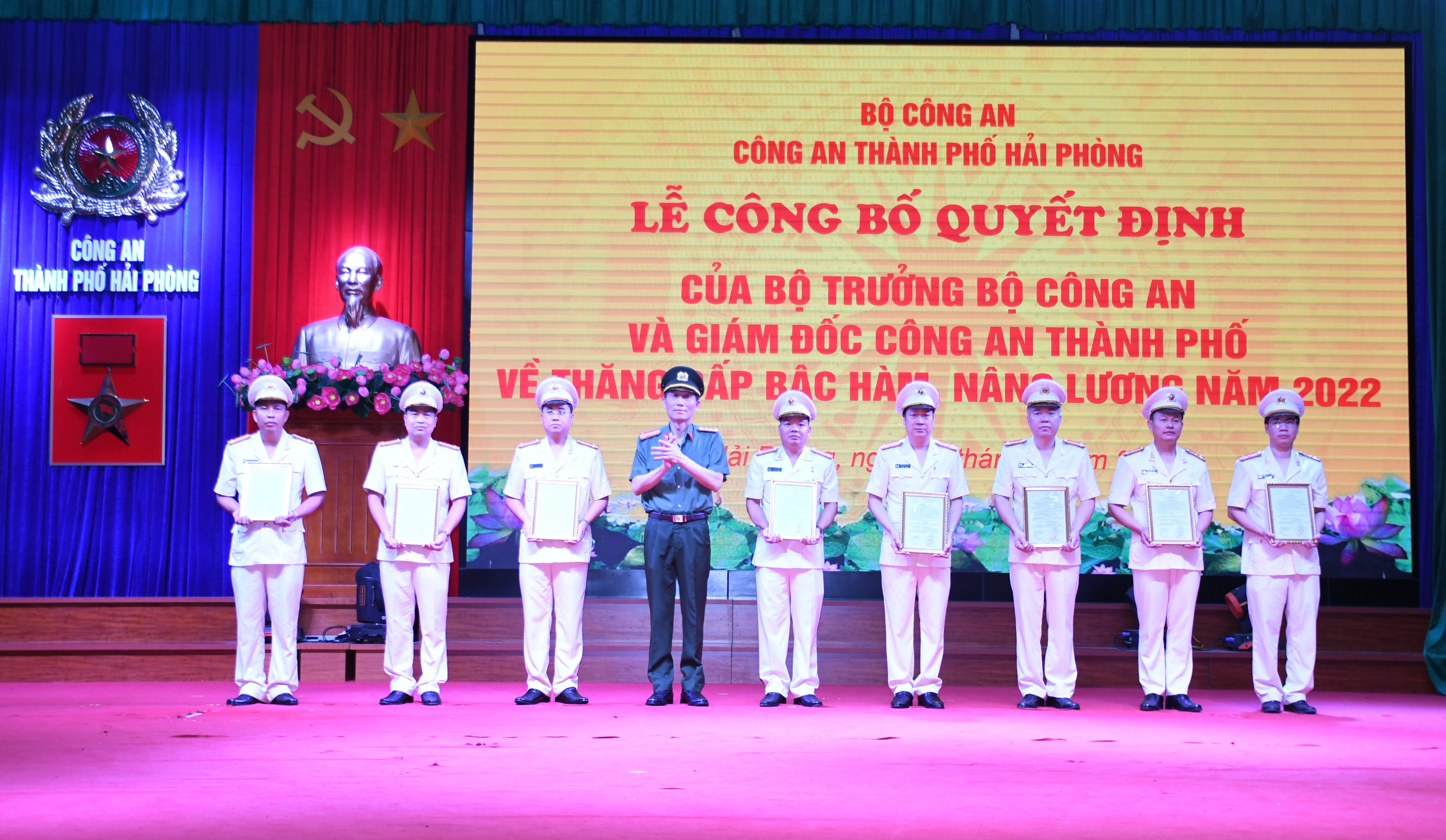 Công bố quyết định thăng cấp bậc hàm, nâng lương sỹ quan nghiệp vụ năm 2022